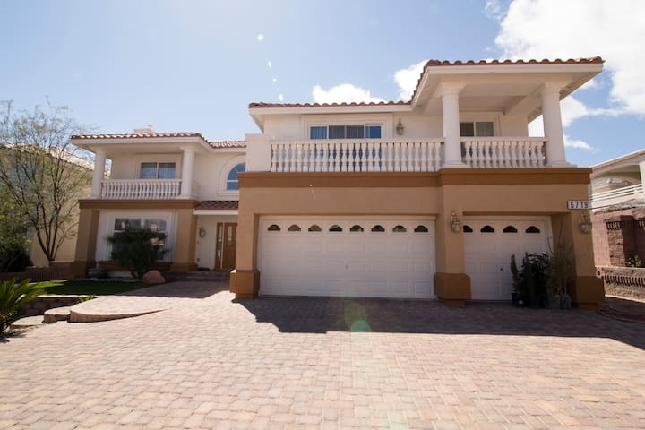 Quiet and Tranquil Retreat minutes from Strip gallery image 2