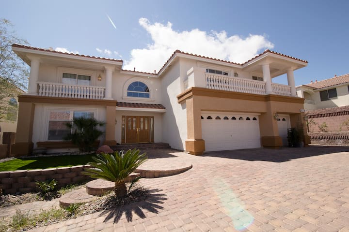Quiet and Tranquil Retreat minutes from Strip