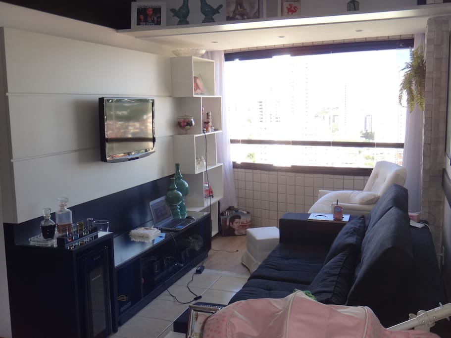 Vista da sala (TV a cabo, cafeteira, internet Wi-fi, adega de vinhos, Xbox-360.)