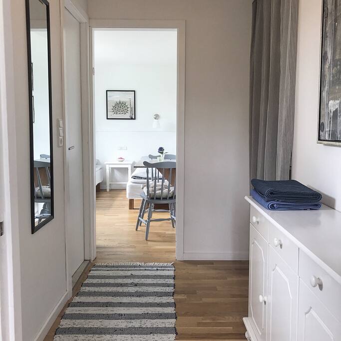 Gang og værelse / dør til køkken og bad/wc
