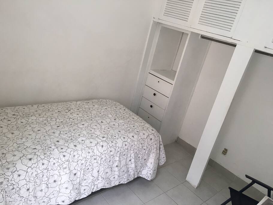 Cama Individual y Armario / Individual Bed & Closet