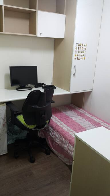 미니룸 입니다. 책상,책장,의자,침대,옷장,서랍장,냉장고
It's a mini room. Desk, bookshelf, chair, bed, closet, drawers, fridge