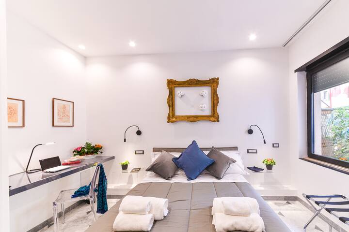 DOMUS 42 LUXURY APRTM gallery image 5