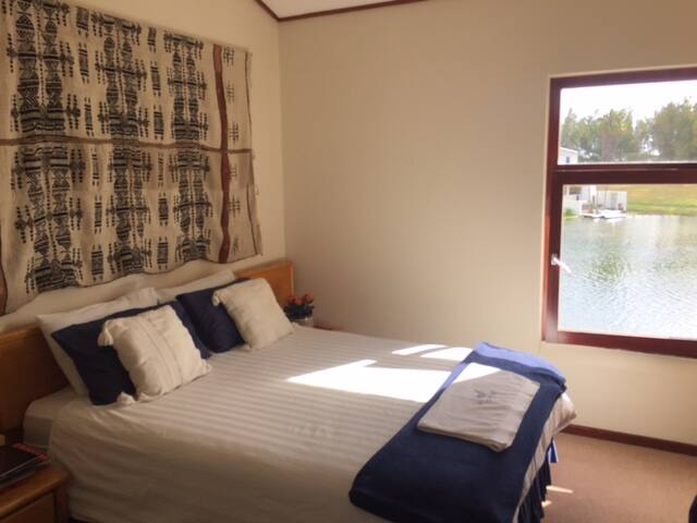 Family-friendly waterfront home with great views gallery image 4