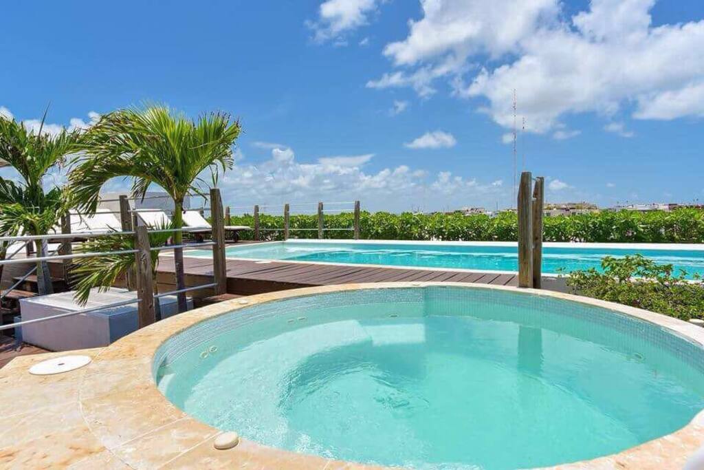 Pool & jacuzzi