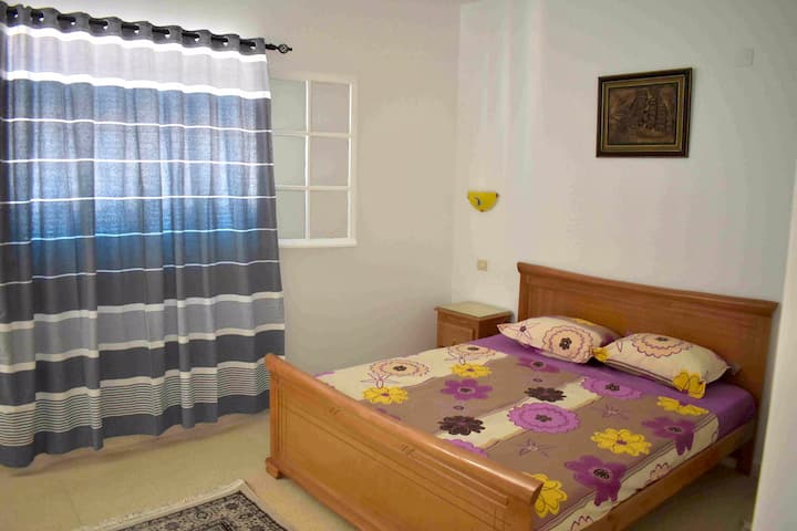 חדר השינה עם מיטת הזוגות