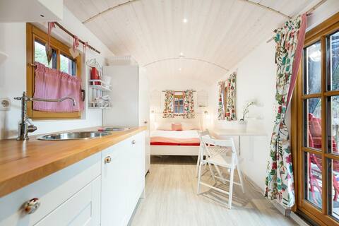 Erfolgreiche Airbnb-Immobilie: Construction trailer mobile vacation home. 2nd home-garden home in Grainau