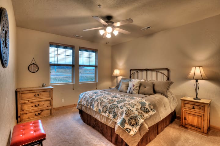 Chumba cha kulala cha Master kilicho na kitanda cha ukubwa wa King. Inaunganisha kwenye bafu na kuingia kwenye kabati la nguo. Mandhari nzuri pia. 