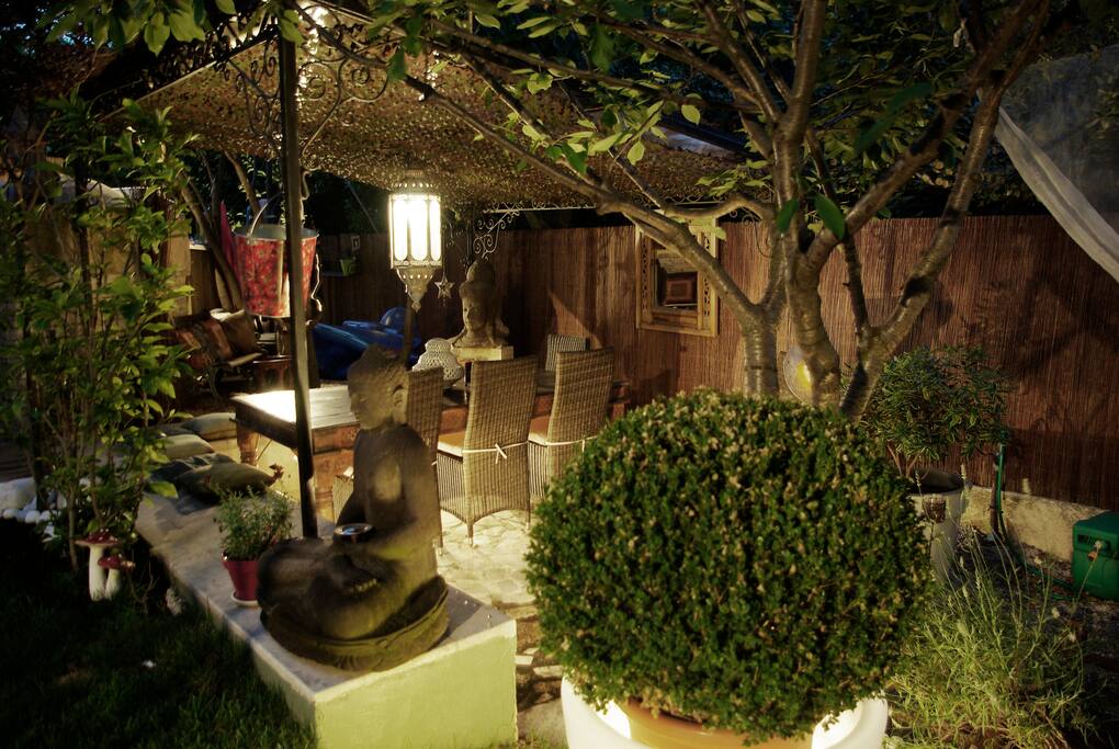 Endroit repas dans jardin.