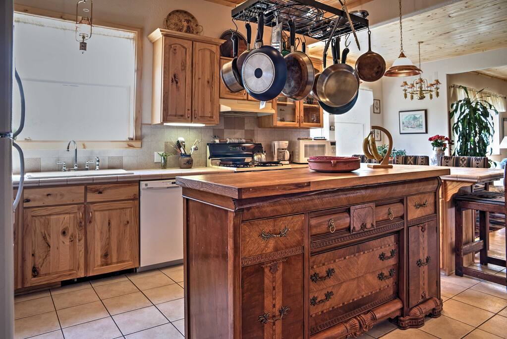 The chef in your group can look forward to this fully equipped kitchen.