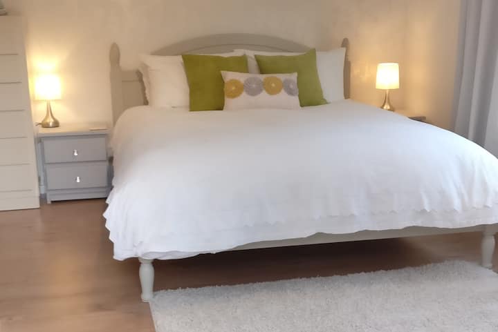 Beautiful, newly refurbished en-suite room with King Size bed in a  private section of family home. 