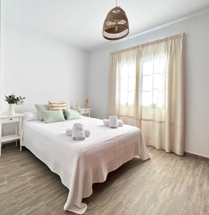 ห้องนอนพร้อมเตียงคู่ มีตู้เสื้อผ้าและโทรทัศน์ 