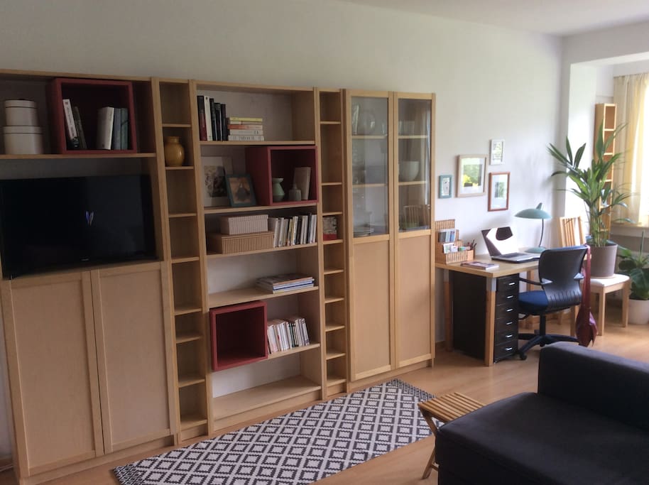 la télé est visible aussi de la chambre quand les panneaux sont tirés