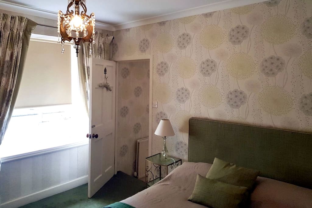 The Green Room with ensuite shower (UK standard double bed)