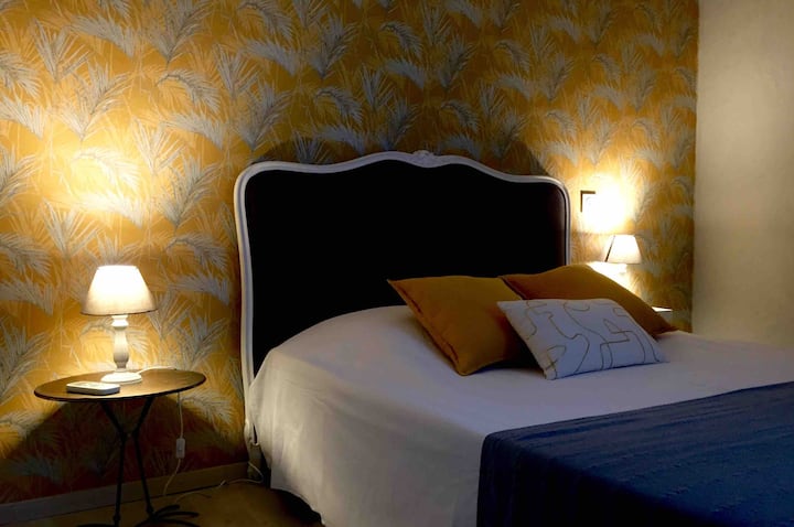 Le chevet héron de la chambre principale, avec dressing privatif / An heron bedside masharti ya chumba cha kulala bwana na dressing yake binafsi