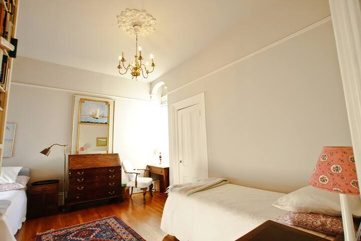 Pacific Heights 3 bedroom home with garage gallery image 5