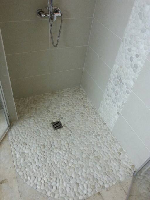 Große Dusche mit Glastüren und Regenwalddusche