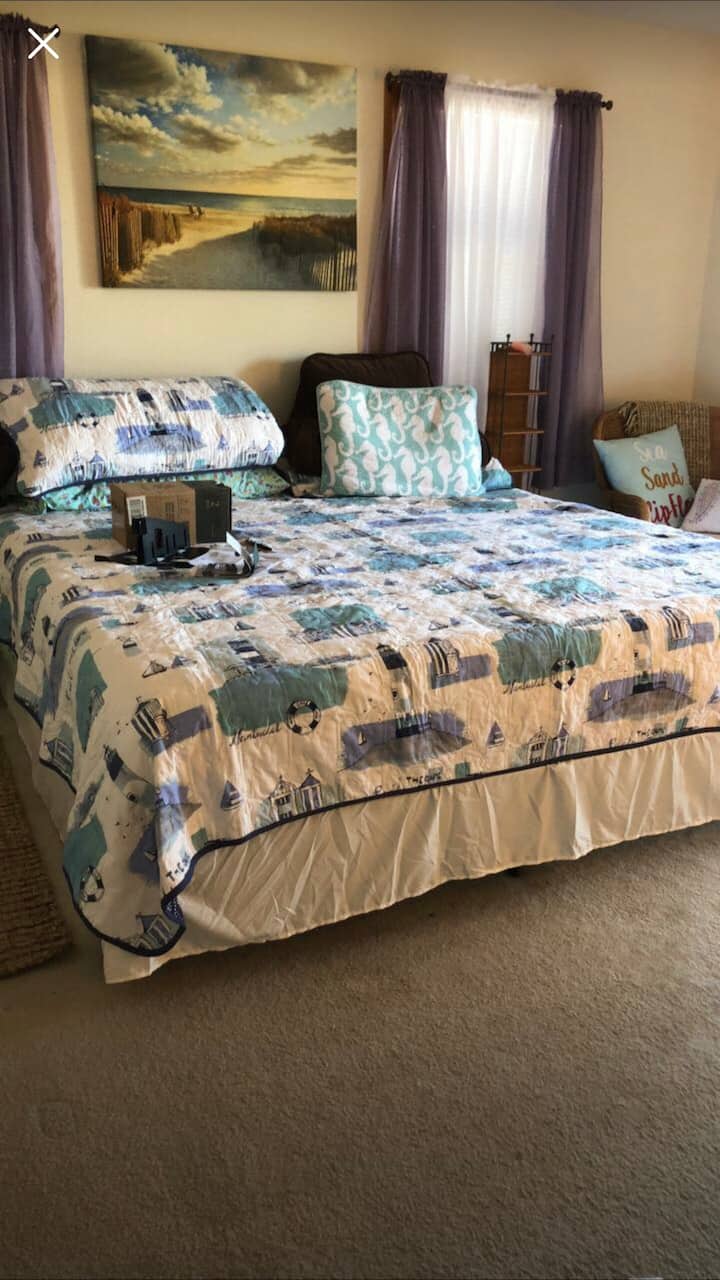 Dormitorio principal con cama tamaño king, televisión, balcón privado y baño, sábanas y toallas adicionales en todas las habitaciones y ducha exterior. Todas las habitaciones tienen televisión y Roku o Apple TV, puedes usar mi Netflix, solo hay alfombra ubicada en los escalones. 