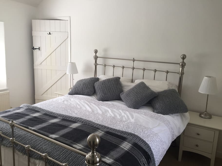 Master bedroom with king size bed, two wardrobes and chest drawers. Mirror & hairdryer.