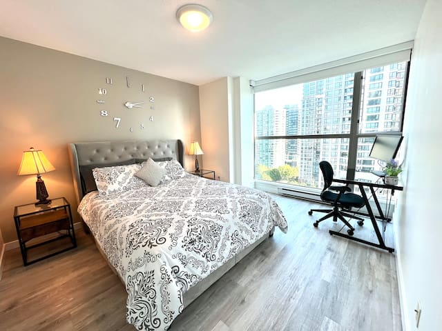 Lovely condo in heart of Downtown gallery image 3