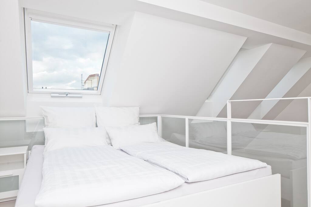comfortable queen size bed 160x200cm, window blinds for privacy