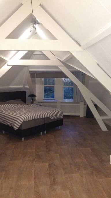 Ruime slaapkamer
