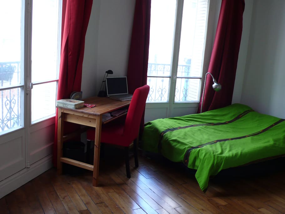 Spacious room with 2 large windows
