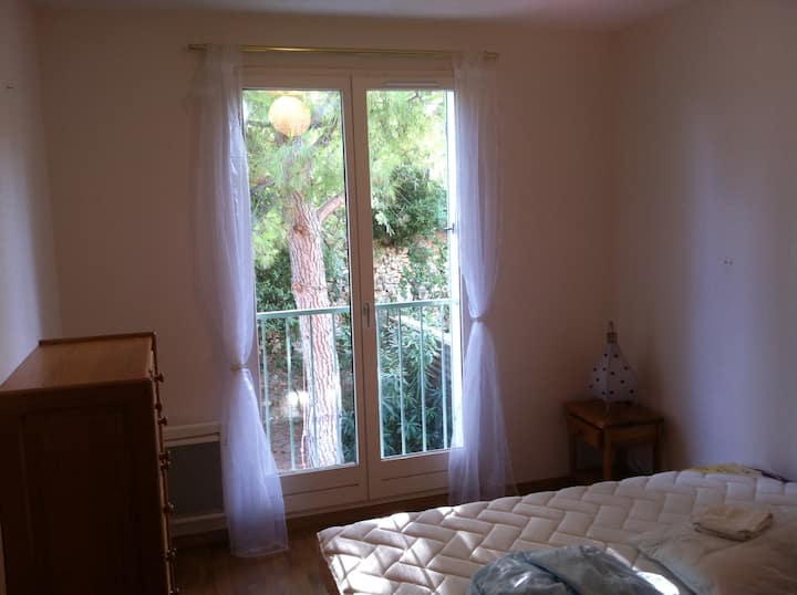 חדר שינה 1: חדר שינה ראשי עם נוף לגינה ושינה 140 ס"מ.