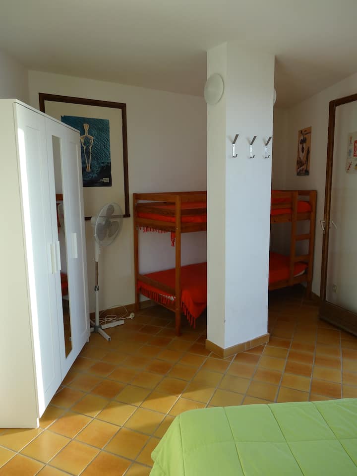 Dormitorio 4 con 1 cama doble y 2 literas