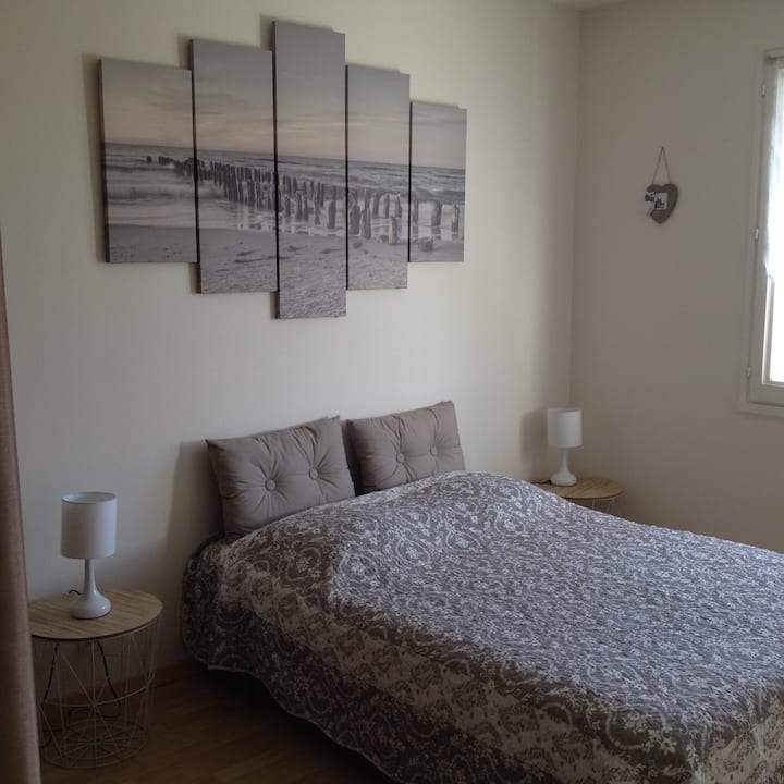 Habitación con ventana vista sobre el huerto