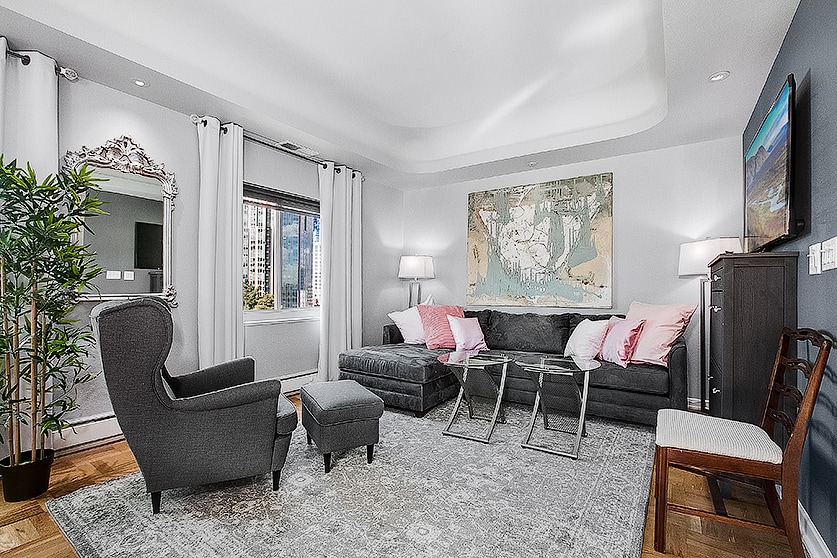 Sebule ina kitanda cha kulala cha sofa kilicho na godoro lililoboreshwa, la ukubwa wa malkia, jeli/chemchemi - lenye starehe sana.  