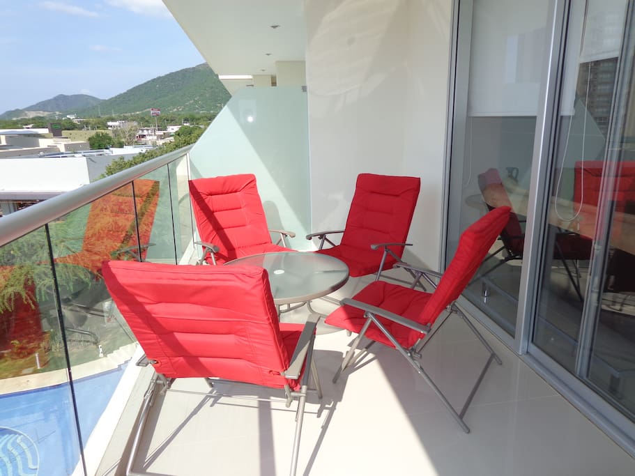 Terraza abierta con sillas plegables y mesa de centro