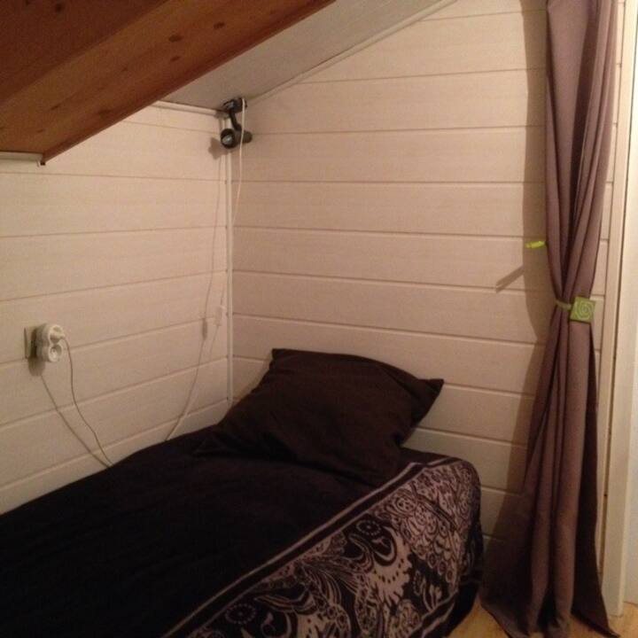 bZ 1 אדם עם וילון Ocultating