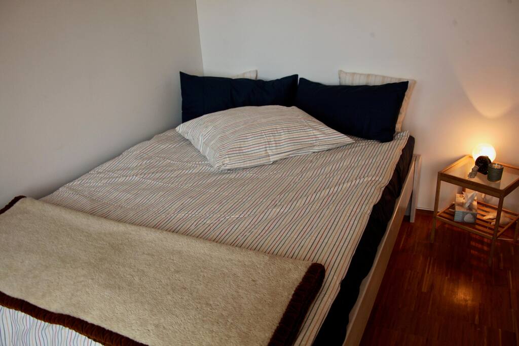 Doppelbett im Zimmer