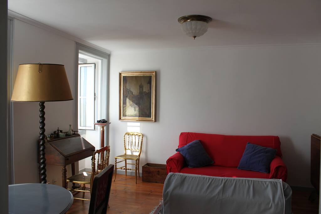 We focused on using 100% Portuguese made retro furniture!