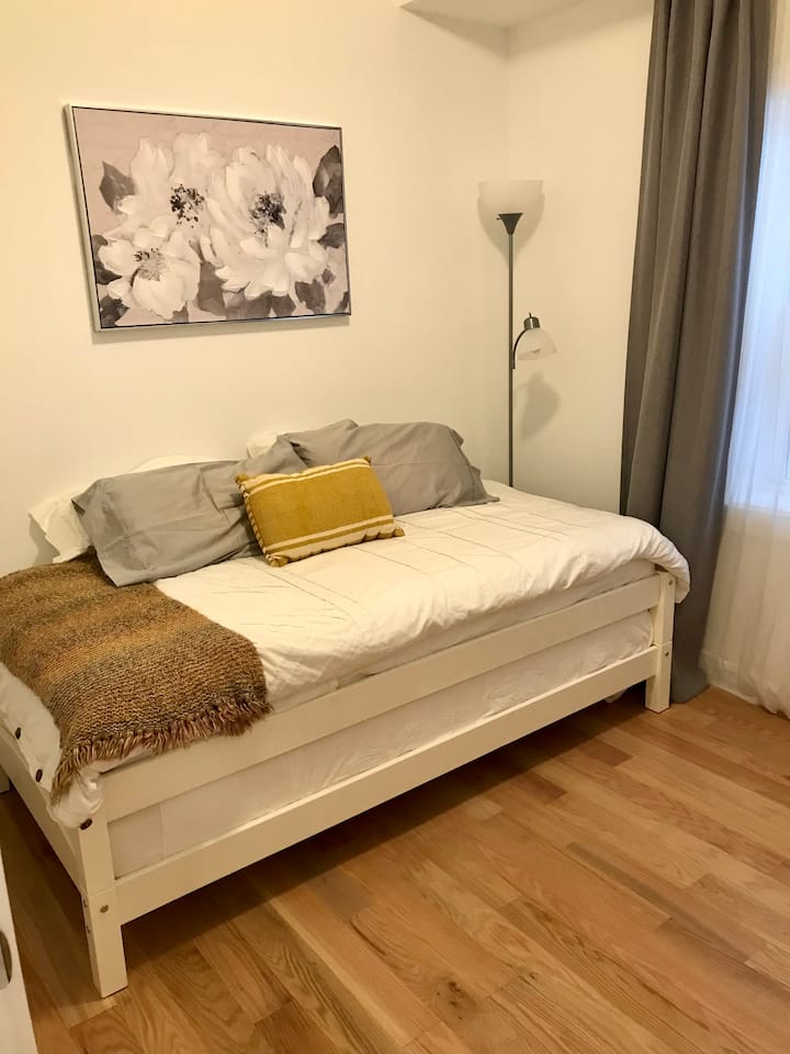 第二间卧室配有两张双人床和一个衣架。 可选择1张床。