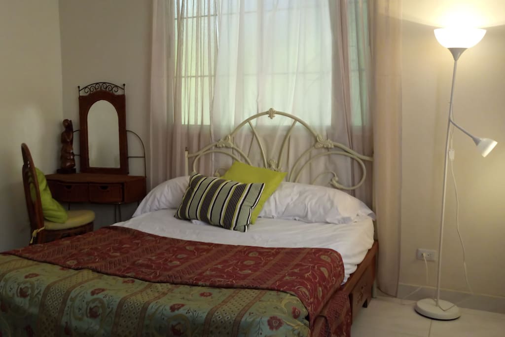 Habitación principal con aire acondicionado abanico baño privado.
