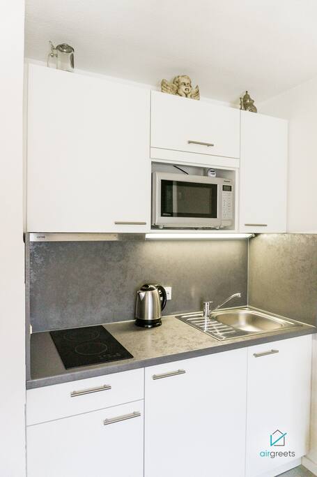 The bright kitchen is fully-equipped and offers everything you need.