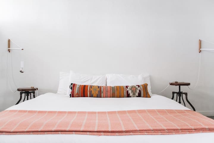 Furahia usingizi mzito katika kitanda chako cha kifalme. Ni tulivu huko The Amado