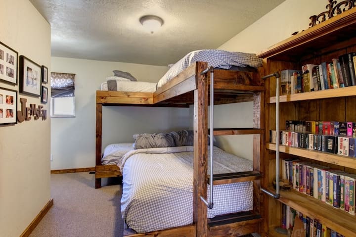 Spálňa na hlavnom poschodí s poschodovými posteľami (jedna posteľ s manželskou posteľou Queen a 3 dvojčatá).