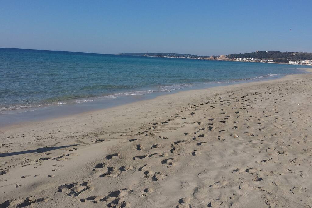 spiaggia a soli 50 metri dalla villetta .
