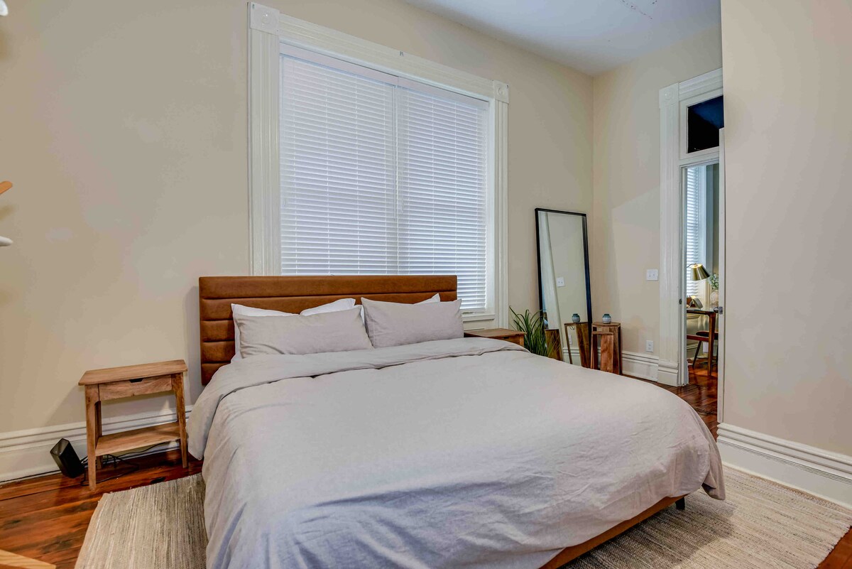 Საწოლი 193 × 203 სმ საძინებელში 