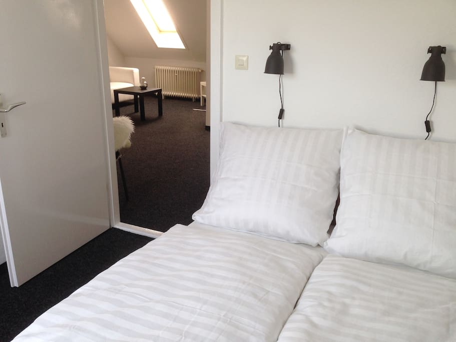 Schlafzimmer mit einem 1,40 m breitem Bett