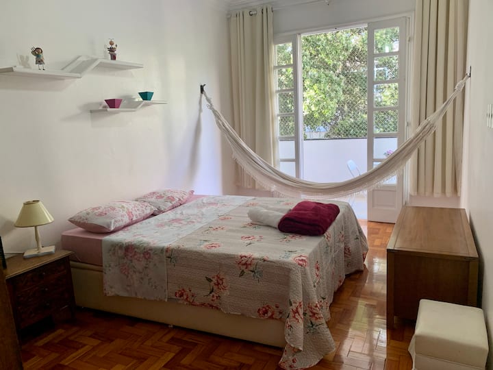 Стая с двойно легло с хамак и достъп до балкон 