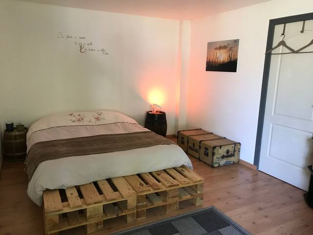 Jolie chambre dans dépendance avec salle de bain