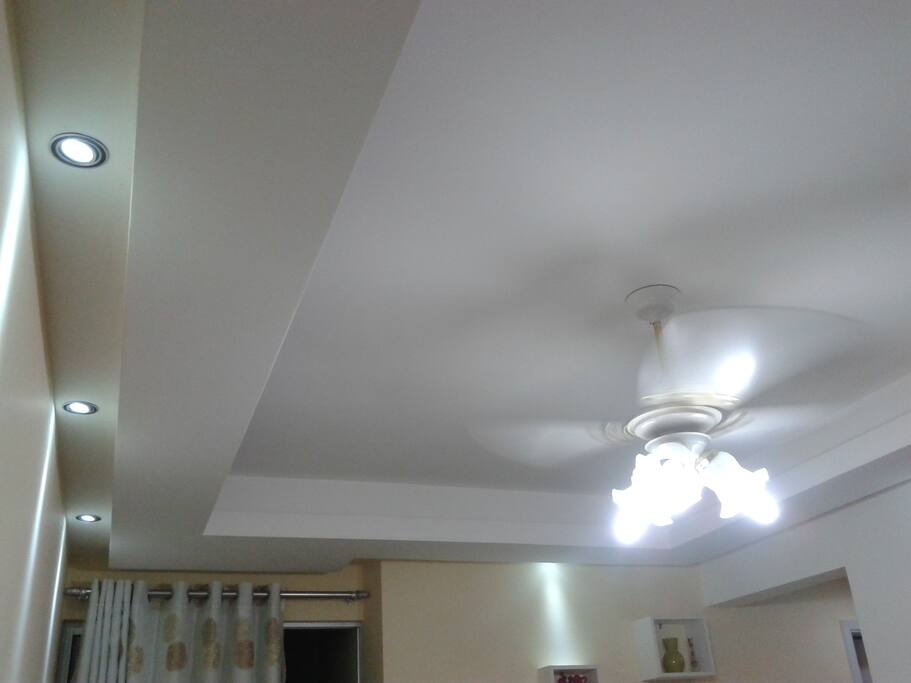 Teto com gesso, ventilado e iluminação decorada.