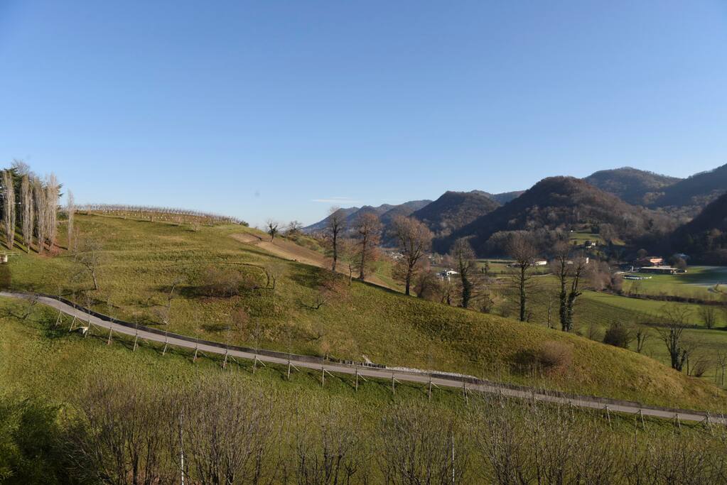 Panorama dal salotto e dalla camera matrimoniale.