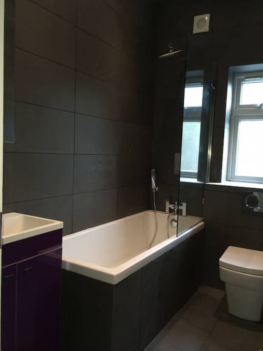 Bathroom with great water pressure, brilliant hot water, cascade shower and hand shower