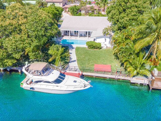 FENDI WATER-FRONT 6 BR & 4BA Luxurious & HEAT POOL gallery image 2