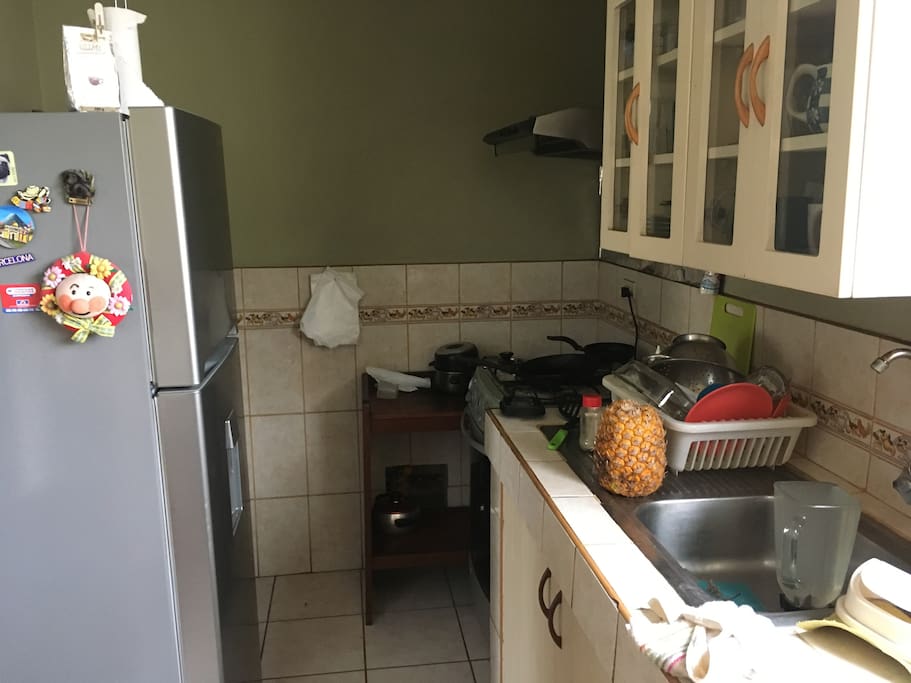 Cocina amoblada con gas natural.